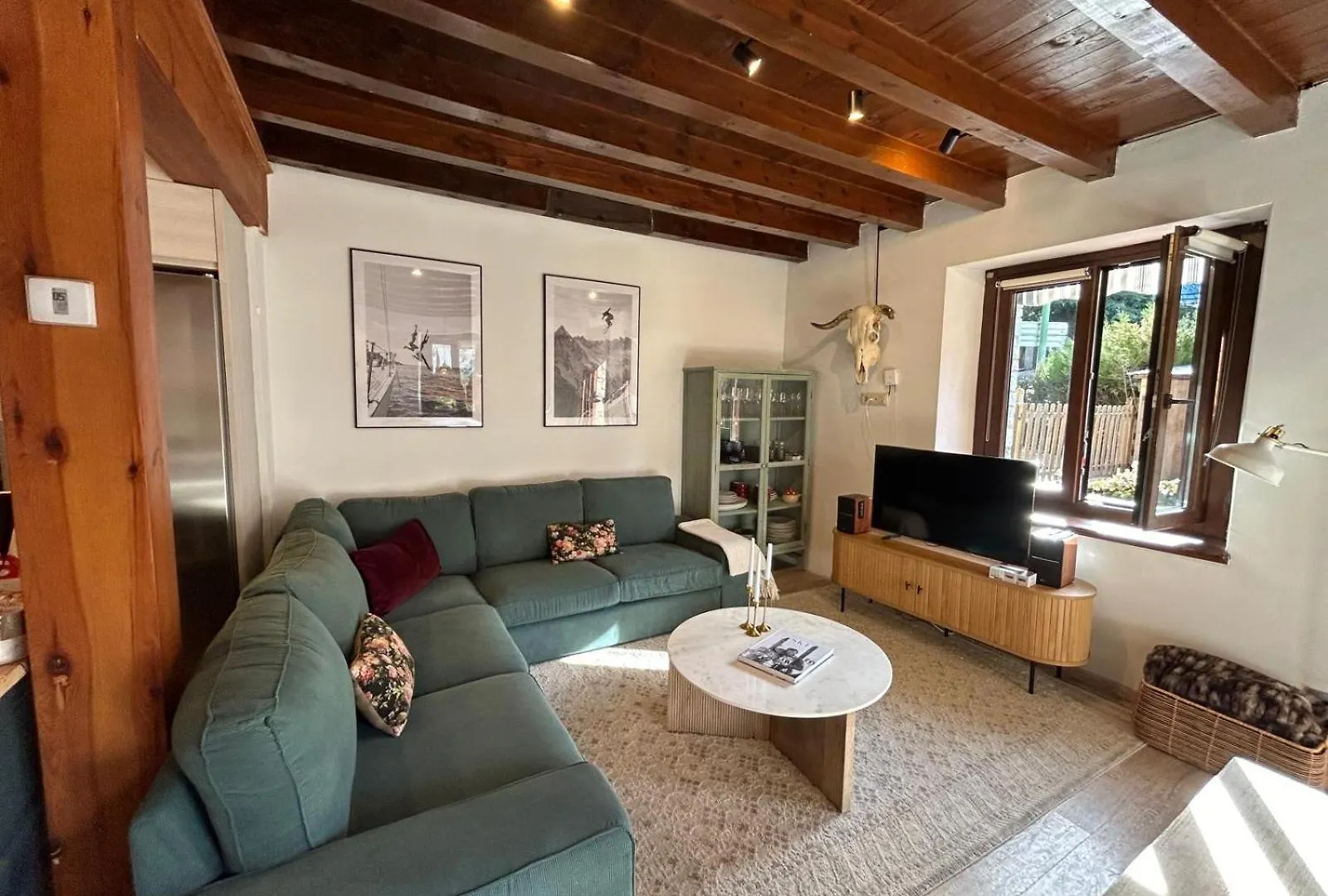 Cozy 3 Bedroom Chalet With Garden & Private Parking location